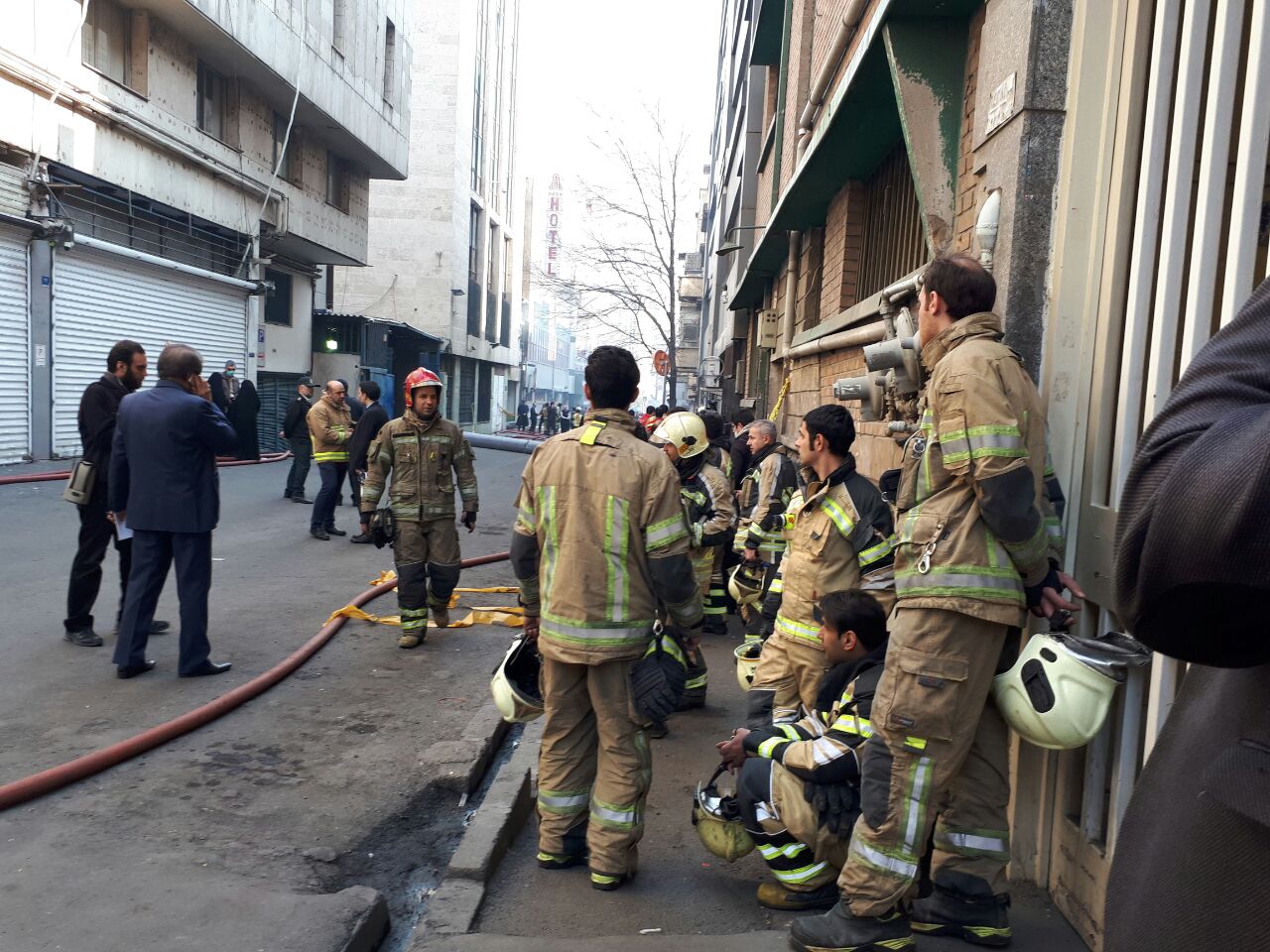 مصدومیت۱۱ آتش نشان در حادثه آتش سوزی ساختمان وزارت نیرو