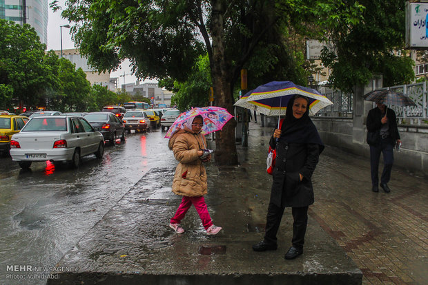 بارش رگبار پراکنده به همراه رعد و برق در اصفهان