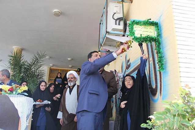 شهردار و ریاست شورای اسلامی شهر فلاورجان زنگ مهر و مقاومت رابه مناسبت آغاز سال تحصیلی جدید در مدرسه بهار آزادی به صدا درآورند.