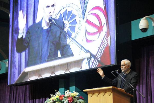 استاندار اصفهان تاکید کرد: تکیه به توان داخلی و بازگذاشتن دست بخش خصوصی می تواند ضربه های دشمنان به اقتصاد کشور را خنثی نماید
