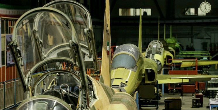 خط تولید جنگنده کوثر، اولین جنگنده بومی کشور، با حضور فرمانده کل ارتش و وزیر دفاع افتتاح شد.
