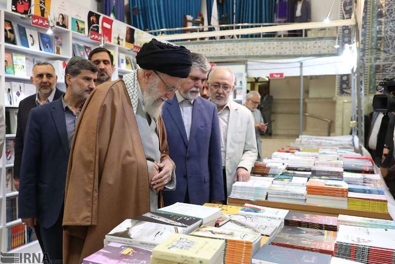 بازدید رهبر انقلاب از نمایشگاه بین المللی کتاب تهران