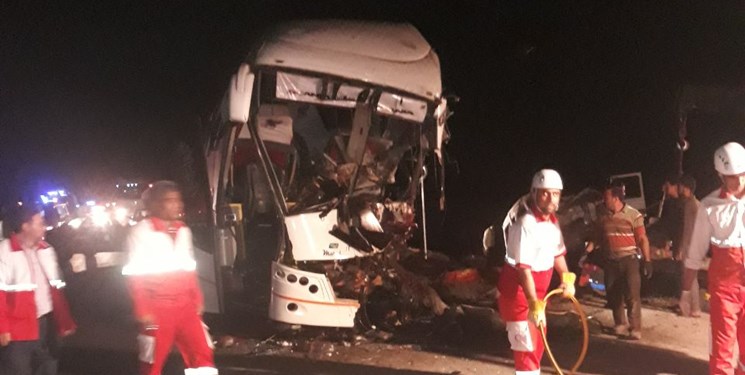 کشته و ۲۴ مصدوم در برخورد اتوبوس با کامیون کشنده