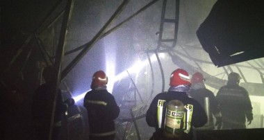 تلاش آتش‌نشانان برای لکه‌گیری و جلوگیری از حوادث بعدی در بازار تبریز