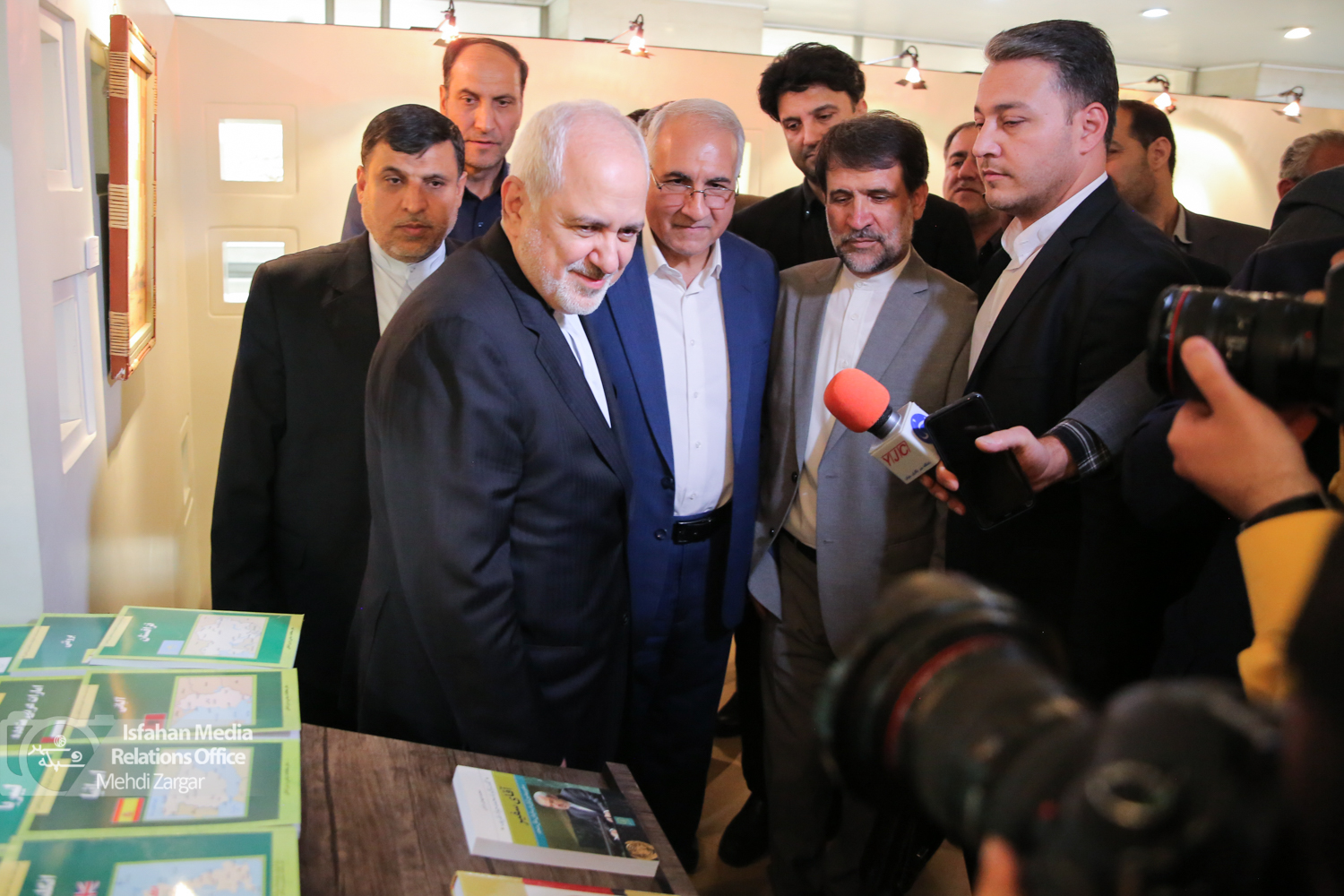 مجموعه هدایای ۵٠ کشور به وزیر امور خارجه در کتابخانه مرکزی شهرداری اصفهان رونمایی شد