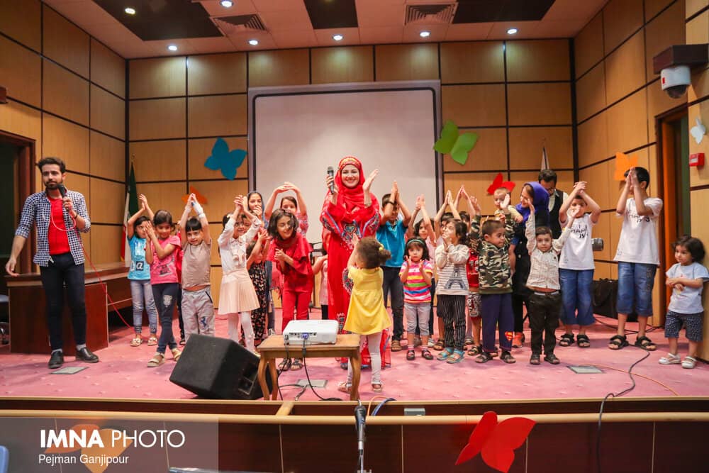 گزارش تصویری کاروان شادی سی و دومین جشنواره فیلم های کودکان و نوجوانان در بیمارستان کودکان امام حسین(ع)