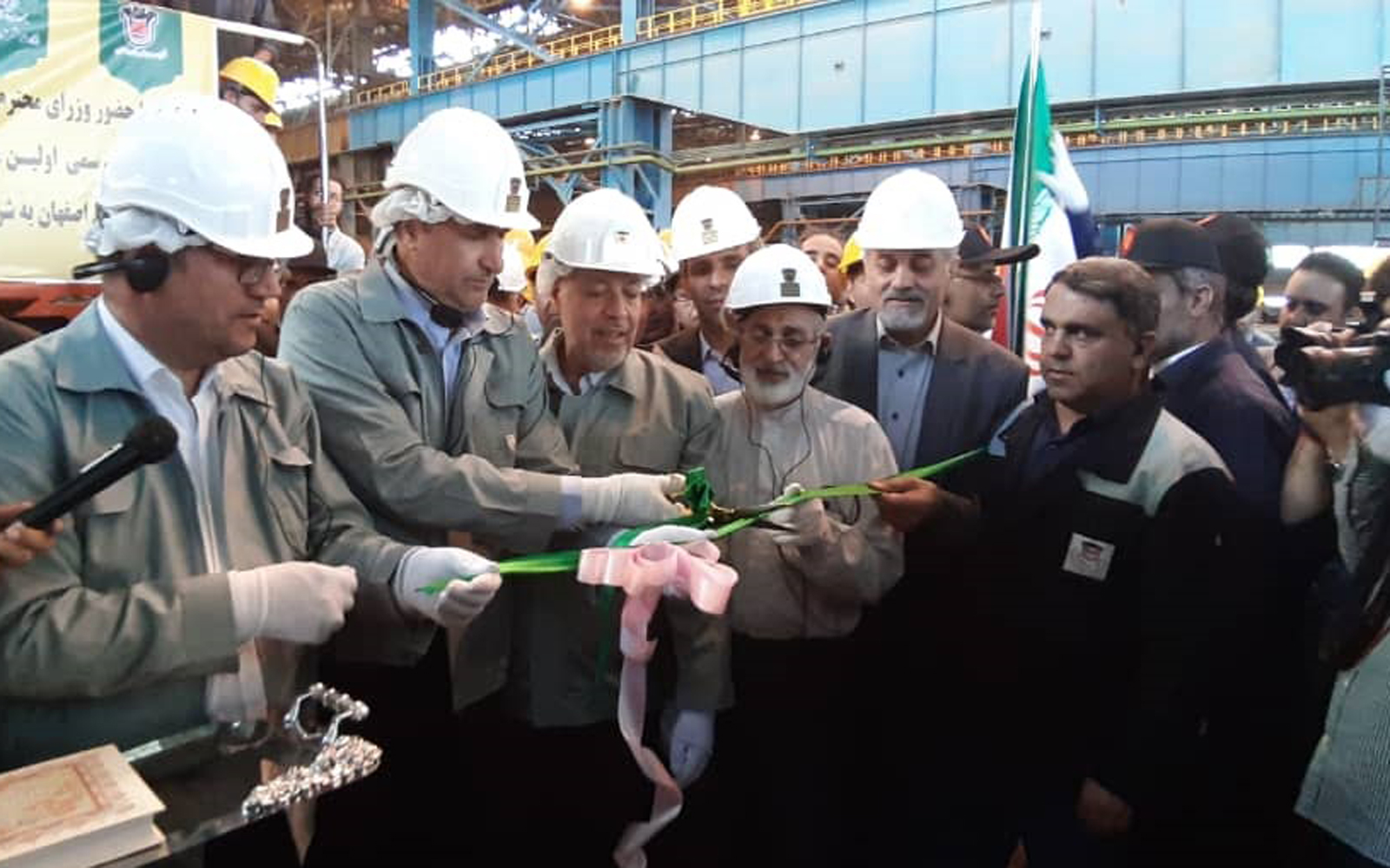 تحویل اولین محموله ریل قطارهای پرسرعت تولید شده در ذوب آهن اصفهان با حضور دو وزیر