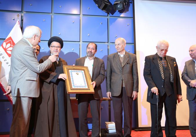 شرکت آب وفاضلاب استان اصفهان موفق به کسب جایزه فرهنگ سازی در شانزدهمین کنفراس بین المللی روابط عمومی ایران گردید