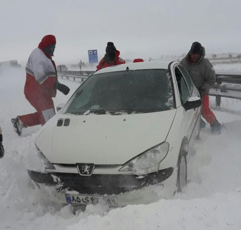 امدادرسانی به ۶۱۶ مسافر گرفتار در برف و کولاک در هفته گذشته توسط نجاتگران اصفهانی