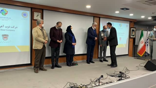 ذوب آهن اصفهان تندیس برنزی پنجمین دوره جایزه مسئولیت اجتماعی را کسب کرد