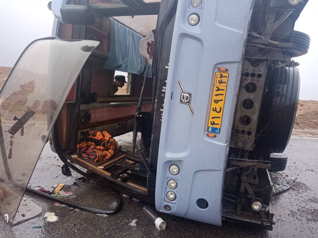 واژگونی اتوبوس مسافربری در محور سمیرم به شهرضا
