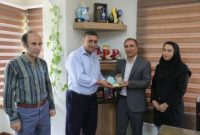 اهدای تندیس نخستین همایش تخصصی هنر هشتم به روابط عمومی آبفای استان اصفهان