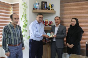 اهدای تندیس نخستین همایش تخصصی هنر هشتم به روابط عمومی آبفای استان اصفهان