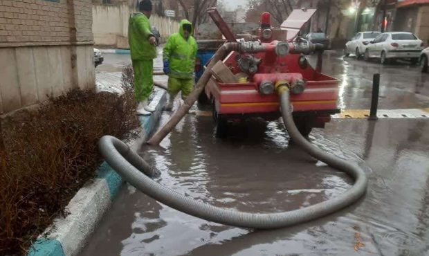 رفع آب گرفتگی های معابر در سطح شهر اصفهان