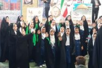 اجرای سرود سلام فرمانده۲ با هنرنمایی دانش آموزان دبستان دخترانه مهاد در مصلی نماز جمعه خمینی شهر