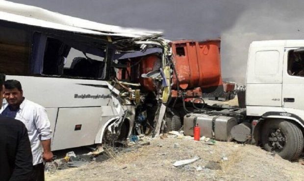 تصادف اتوبوس با تریلی در شهرستان نایین اصفهان یک کشته و ۲ مصدوم داشت