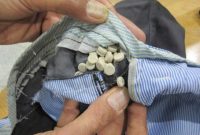 جاساز قرص های غیر مجاز در درز شلوار