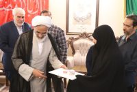 اهداء هدیه مقام معظم رهبری به خانواده شهید زاهدی توسط نماینده ولی فقیه در سپاه اهداء هدیه مقام معظم رهبری به خانواده شهید زاهدی توسط نماینده ولی فقیه در سپاه