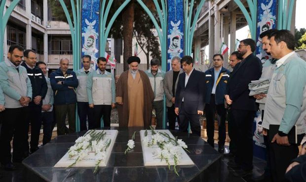 حسن مطلع نخستین روزِ كاری مدیرعامل فولاد مباركه تجدید بیعت با آرمانهای شهدا و دیدار با كاركنان حسن مطلع نخستین روزِ كاری مدیرعامل فولاد مباركه تجدید بیعت با آرمانهای شهدا و دیدار با كاركنان