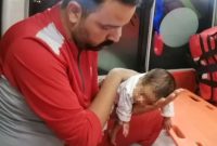 نجات نوزاد ۵۰ روزه از انسداد مسیر تنفسی توسط نجاتگران هلال‌ احمر استان اصفهان