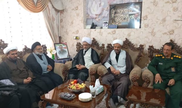 دیدار صمیمانه ی حجت الاسلام والمسلمین رضایی نماینده ولیفقیه در سازمان بسیج مستضعفین کشور با خانواده ی شهید طریق القدس غلامرضا سوادکوهی دیدار صمیمانه ی حجت الاسلام والمسلمین رضایی نماینده ولیفقیه در سازمان بسیج مستضعفین کشور با خانواده ی شهید طریق القدس غلامرضا سوادکوهی