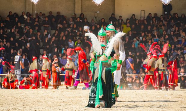 همزمان با فرارسیدن اربعین حسینی عليه السلام، شهر اصفهان بار دیگر میزبان آیین باشکوه «پیادهروی جاماندگان اربعین» خواهد بود. همزمان با فرارسیدن اربعین حسینی عليه السلام، شهر اصفهان بار دیگر میزبان آیین باشکوه «پیادهروی جاماندگان اربعین» خواهد بود.