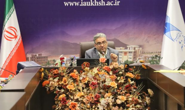 دانشگاه باید به سمت حل مسائل اقتصادی و پیوند با صنعت حرکت کند