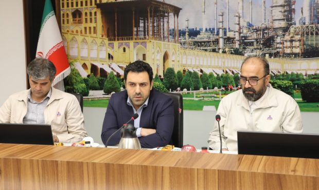 جلسه مدیران ارشد شرکت پالایش نفت اصفهان با رئیس هیئت‌مدیره این شرکت و تبریک به صادرکننده ممتاز ملی سال ۱۴۰۴