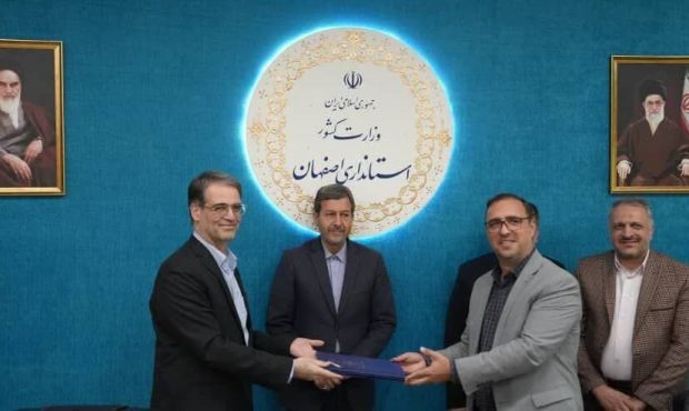 امضای تفاهم‌نامه احداث دو نیروگاه خورشیدی به ظرفیت ۵۲۰۰ مگاوات در اصفهان