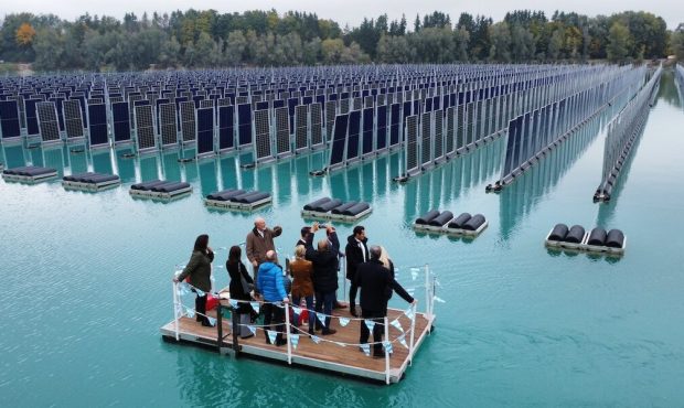 اهاندازی بزرگترین نیروگاه خورشیدی شناور عمودی در آلمان اهاندازی بزرگترین نیروگاه خورشیدی شناور عمودی در آلمان