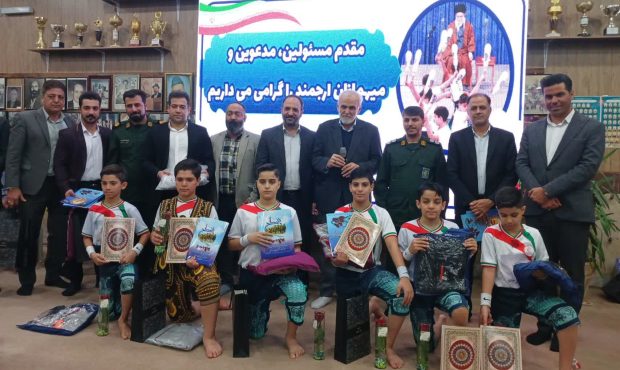 در آیین تقدیر از نونهالان و نوجوانان افتخار آفرین در بیت رهبر معظم انقلاب توسعه زورخانه پوریای ولی با مشارکت خیرین آغاز شد در آیین تقدیر از نونهالان و نوجوانان افتخار آفرین در بیت رهبر معظم انقلاب توسعه زورخانه پوریای ولی با مشارکت خیرین آغاز شد