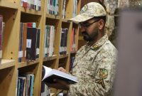 کارکنان گروه ۴۴ توپخانه به مناسبت هفته کتاب و کتاب‌خوانی از کتابخانه عمومی توحید اصفهان بازدید کردند