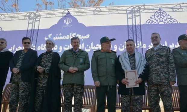 تقدیر استاندار از مدیر شرکت ملی پخش فرآوردههای نفتی منطقه اصفهان به عنوان بسیجی نمونه استان تقدیر استاندار از مدیر شرکت ملی پخش فرآوردههای نفتی منطقه اصفهان به عنوان بسیجی نمونه استان