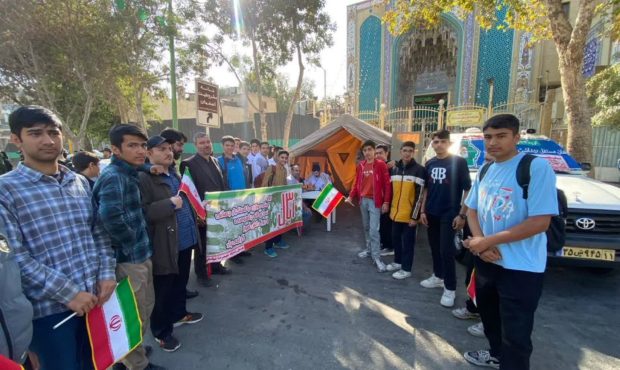 برپایی ایستگاه سلامت برای دانشآموزان در راهپیمایی روز ۱۳ آبان توسط کارکنان گروه ۴۴ توپخانه برپایی ایستگاه سلامت برای دانشآموزان در راهپیمایی روز ۱۳ آبان توسط کارکنان گروه ۴۴ توپخانه