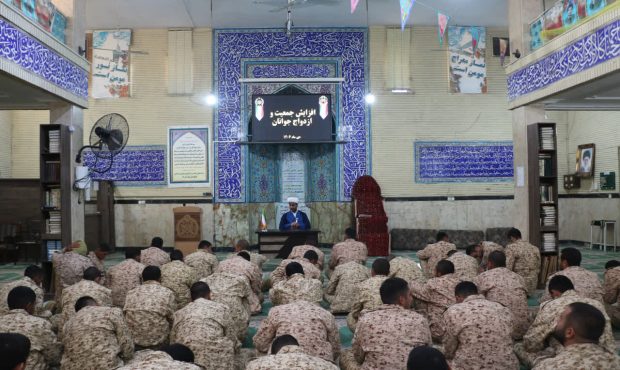 رئیس عقیدتی سیاسی گروه ۴۴ توپخانه نزاجا: غفلت از ازدواج و فرزندآوری، آینده اجتماعی کشور را تهدید میکند رئیس عقیدتی سیاسی گروه ۴۴ توپخانه نزاجا: غفلت از ازدواج و فرزندآوری، آینده اجتماعی کشور را تهدید میکند