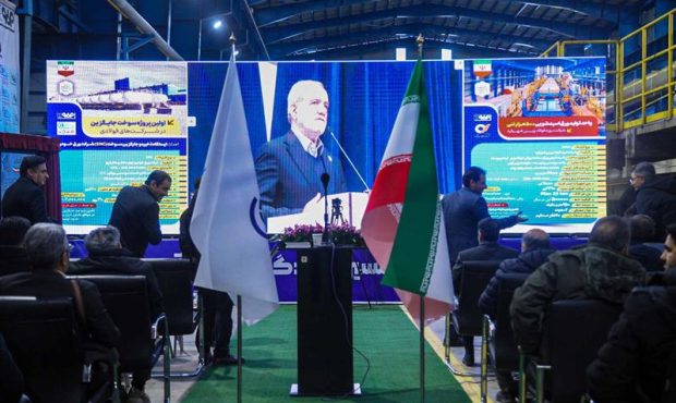 رئیس‌جمهوری دو پروژه سرمایه‌گذاری گروه فولاد مباركه در شركت ورق‌خودرو را افتتاح كرد