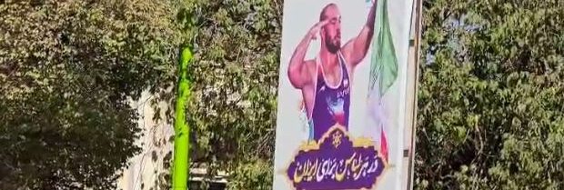 اکران پویش «در هر لباس برای ایران» در سطح شهر توسط شهرداری شهرضا