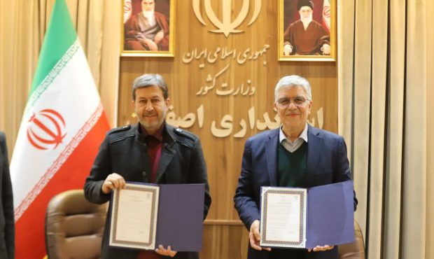 امضای تفاهم‌نامه توسعه طرح‌های گردشگری روستایی در حاشیه دیدار رئیس بنیاد مسکن انقلاب اسلامی و استاندار اصفهان