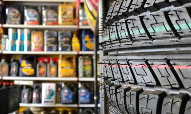 دپوي 20 ميلياردي لاستيک و روغن موتور قاچاق دريک انبار