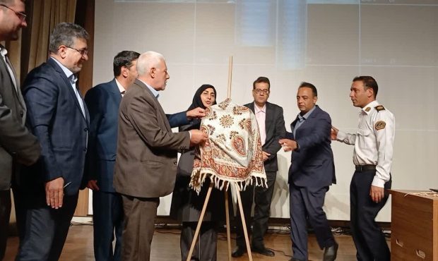رونمایی از برچسب سرویس مدارس خمینی‌شهر با تمثال شهید دانش‌آموز ماکان نصیری