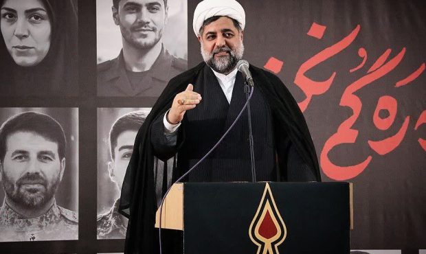 الماس وجود ملت ایران در زیر فشارهای دشمن درخشان‌تر شد